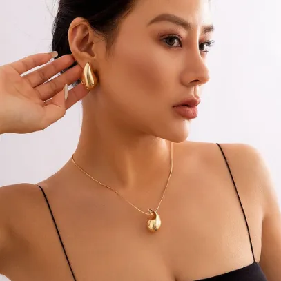 Gold Amelia Earrings